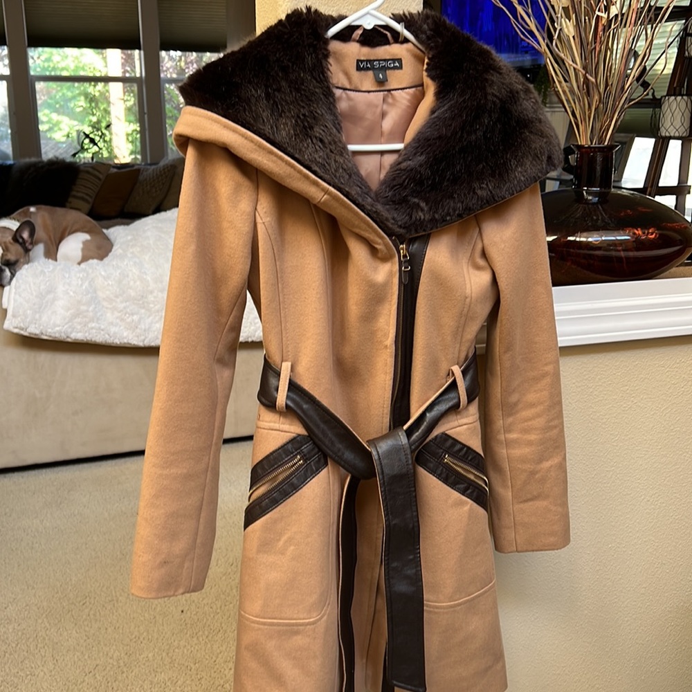 Size 4 Via Spiga Camel Tan Brown Wool Trench Coat. Faux Fur Collar. Brand New.